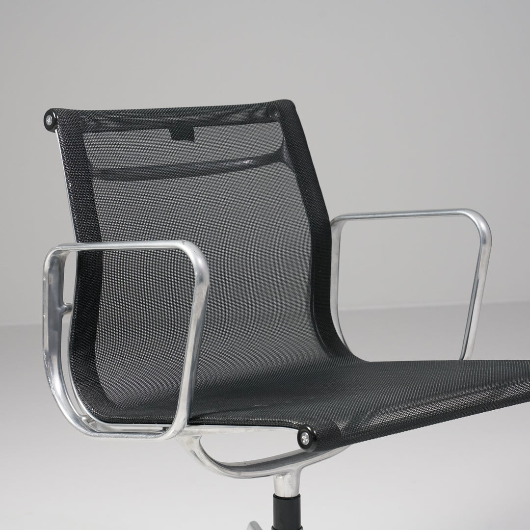 Malli EA108 työtuoli 5-sakarajalkaisella jalalla (22 kpl), Charles & Ray Eames, Vitra, 2000-luvun alku
