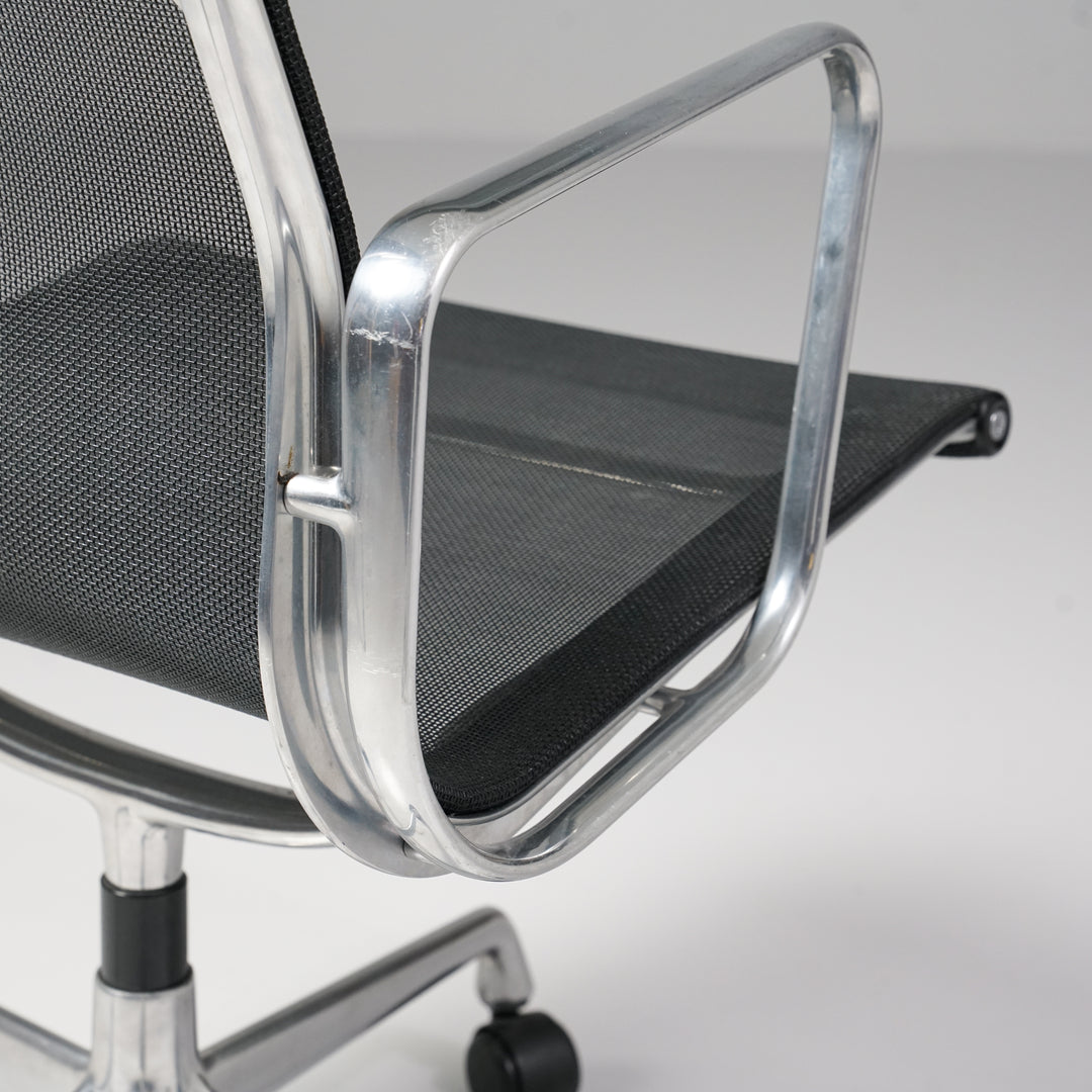 Malli EA108 työtuoli 5-sakarajalkaisella jalalla (22 kpl), Charles & Ray Eames, Vitra, 2000-luvun alku