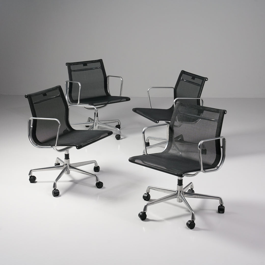 Malli EA108 työtuoli 5-sakarajalkaisella jalalla (22 kpl), Charles & Ray Eames, Vitra, 2000-luvun alku